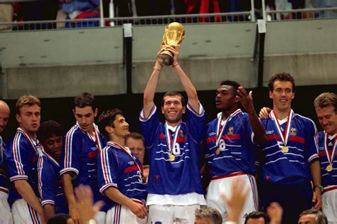 A Copa do Mundo da FIFA de 1998: Uma Jornada Francesa de Triunfo e Ressurreição Nacional